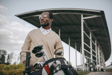 golf kulüpleri ile Afrika kökenli Amerikalı golfçü