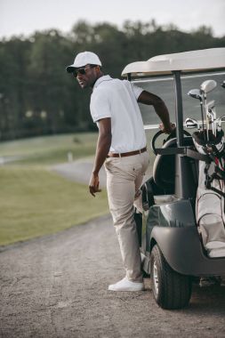 golf arabasının duran adam 