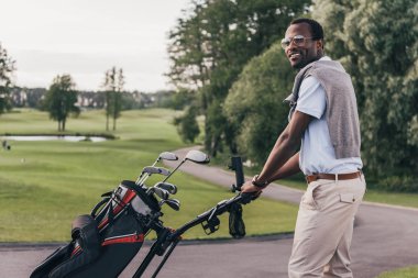 Adam çanta golf kulüpleri ile 