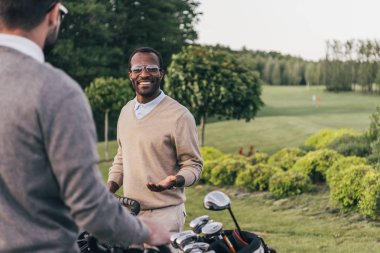 Erkekler golf kulüpleri torbalarda ile 