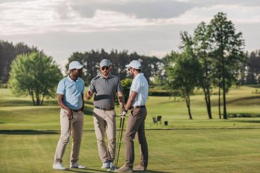 Golf oynarken erkekler 