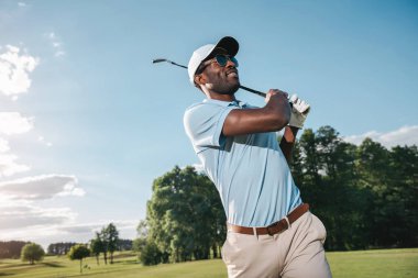 Golf oynayan adam. 
