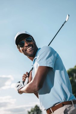 Golf oynayan adam. 