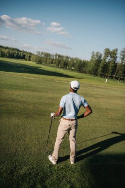 Golf oynayan adam. 