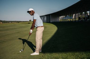 Golf oynayan adam. 