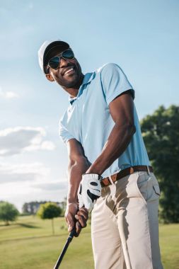 Golf oynayan adam. 