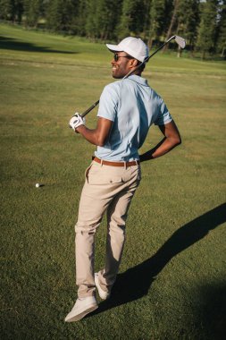 Golf oynayan adam. 