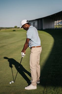 Golf oynayan adam. 