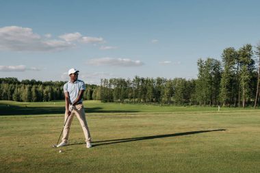 Golf oynayan adam. 