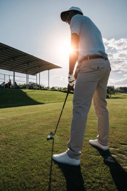 Golf oynayan adam. 