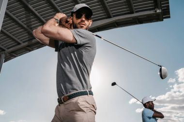Golf oynarken erkekler 