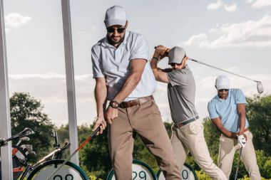 Golf oynamaya golfçüler