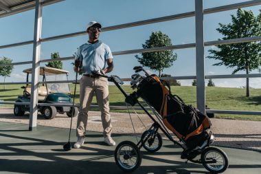 Golf oyuncu golf kulübü ile