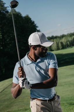 Golf oynayan adam.