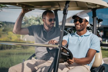 erkekler golf arabası at binme