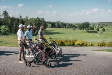 genç arkadaş Golf Sahası için gidiş