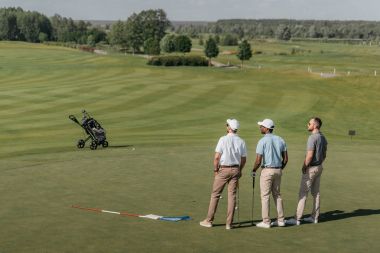 profesyonel oyuncular golf sahası üzerinde duran