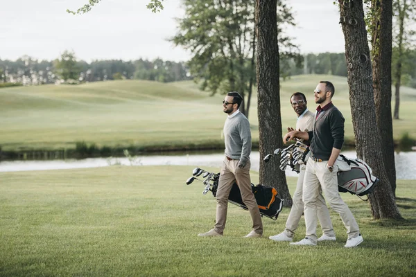 Giocatori multietnici di golf — Foto Stock