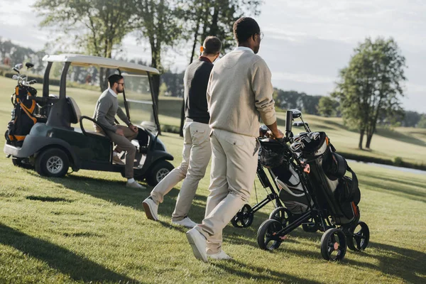 Joueurs de golf multiethniques — Photo