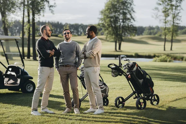 Jogadores multiétnicos de golfe — Fotografia de Stock
