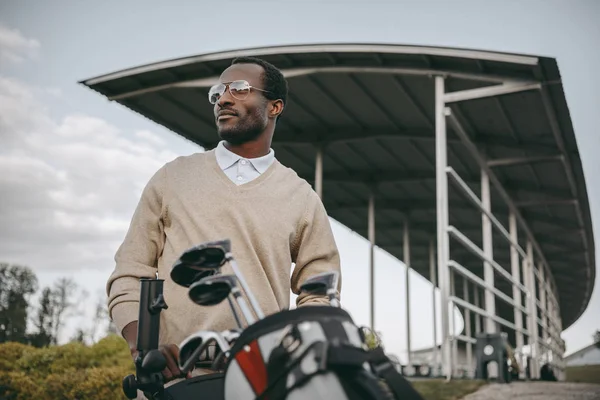 アフリカ系アメリカ人ゴルファーのゴルフクラブ — ストック写真
