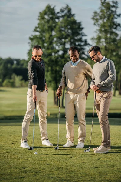 Amigos multiétnicos jugando al golf —  Fotos de Stock