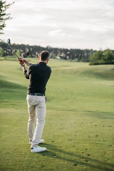 Hombre jugando al golf — Foto de Stock