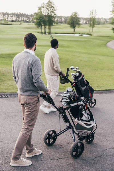 Mannen met golfclubs in zakken — Stockfoto