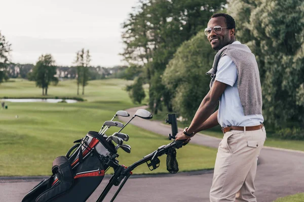 Uomo con mazze da golf in borsa — Foto Stock