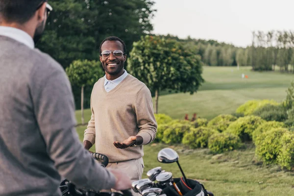 Mannen met golfclubs in zakken — Stockfoto