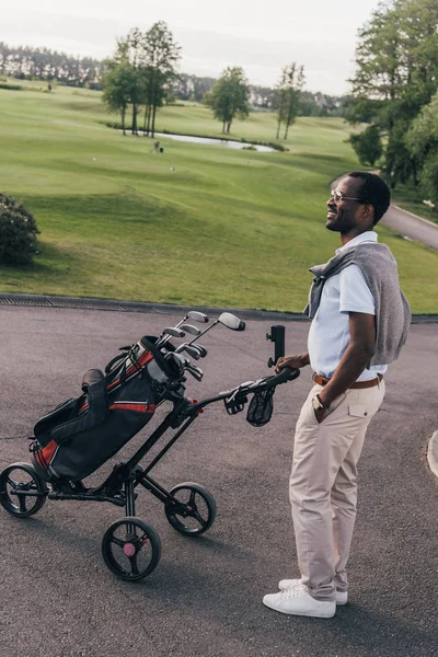 Hombre con palos de golf en bolsa — Foto de stock gratis