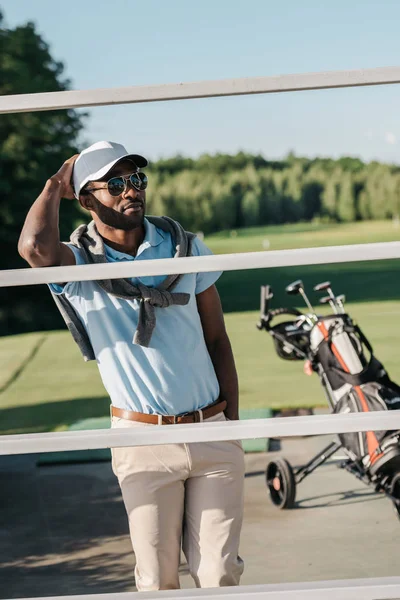 Hombre guapo en gafas de sol — Foto de stock gratuita