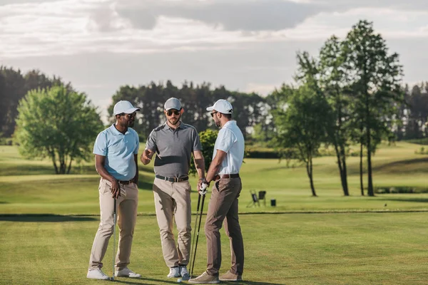 Uomini che giocano a golf — Foto Stock