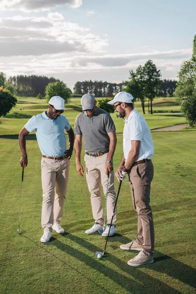 Hommes jouant au golf — Photo