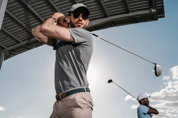 Männer spielen Golf — Stockfoto