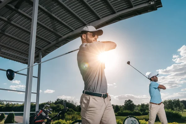 Män spelar golf — Stockfoto