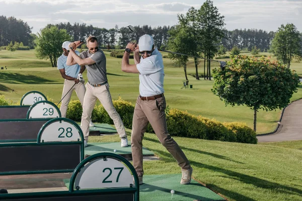 Golfistas a jogar golfe — Fotografia de Stock
