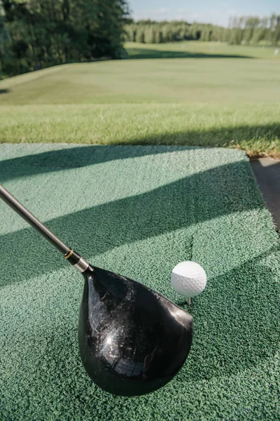 Golf club en de bal op de golfbaan — Stockfoto