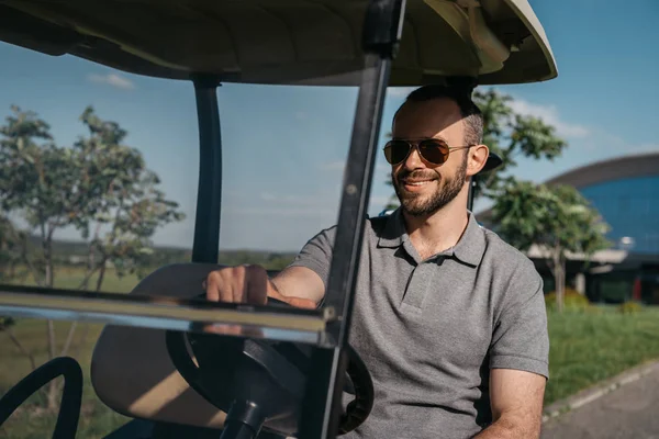 Giocatore di golf trascorrere del tempo al campo da golf — Foto Stock