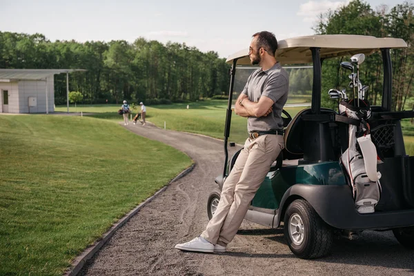 Игрок в гольф проводит время на поле для гольфа — стоковое фото