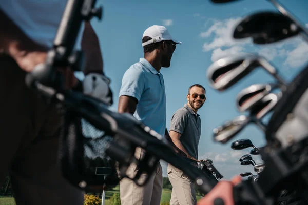 Усміхнені гравці йдуть на поле для гольфу — стокове фото