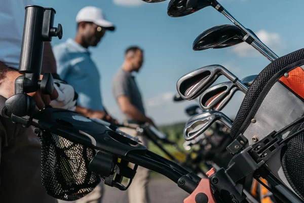 Desportistas que vão para o campo de golfe — Fotografia de Stock