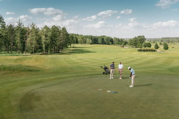 Deportistas jugando al golf — Foto de Stock