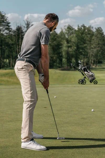 Giovane uomo casual giocare a golf — Foto Stock