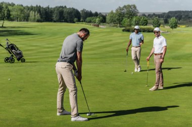 genç arkadaş golf oynamak