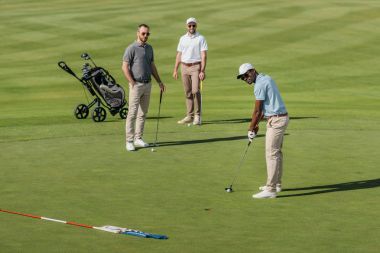 Afrika kökenli Amerikalı golfçü bir ateş edin