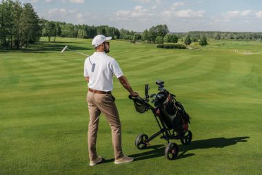 golf oyuncu yeşil sahada ayakta