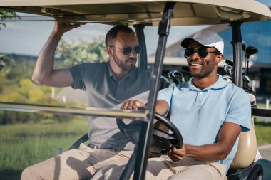 erkekler golf arabası at binme