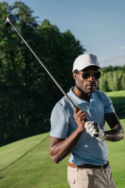 Golf oynayan adam.