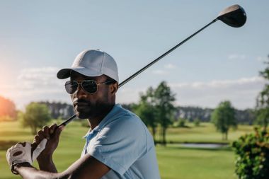 Golf oynayan adam.